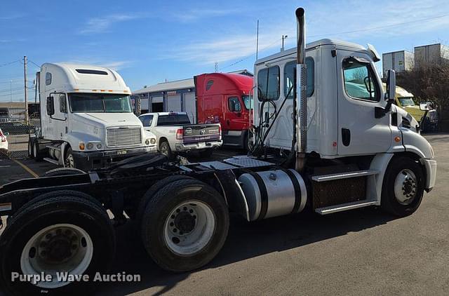 Image of Freightliner Cascadia equipment image 3