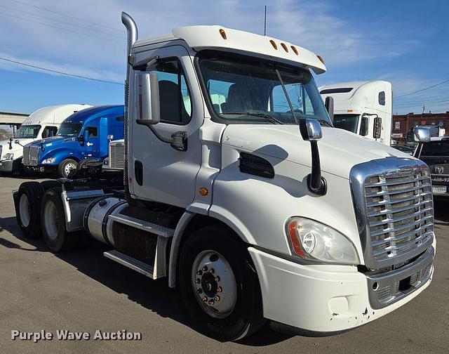 Image of Freightliner Cascadia equipment image 2