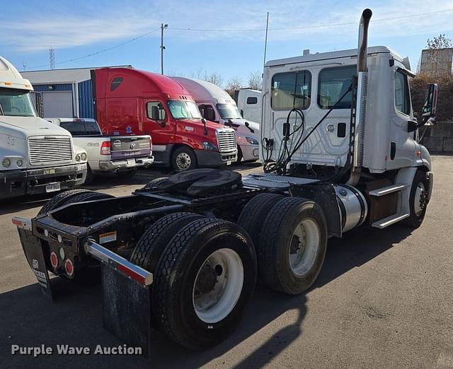 Image of Freightliner Cascadia equipment image 4