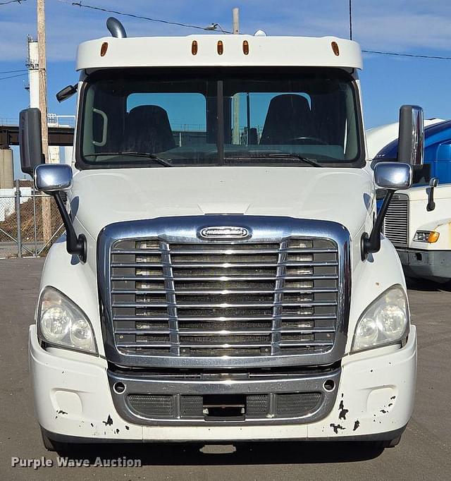 Image of Freightliner Cascadia equipment image 1