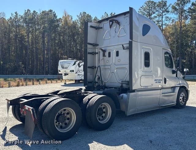 Image of Freightliner Cascadia equipment image 4