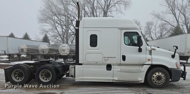 Image of Freightliner Cascadia equipment image 3