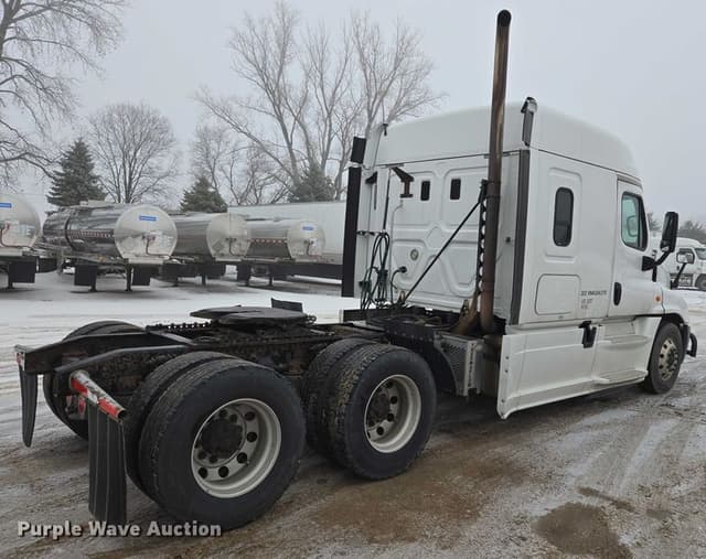 Image of Freightliner Cascadia equipment image 4