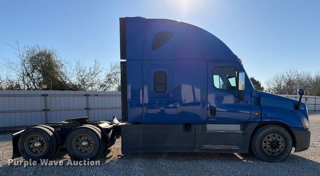 Image of Freightliner Cascadia equipment image 3