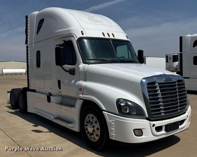 Image of Freightliner Cascadia equipment image 2