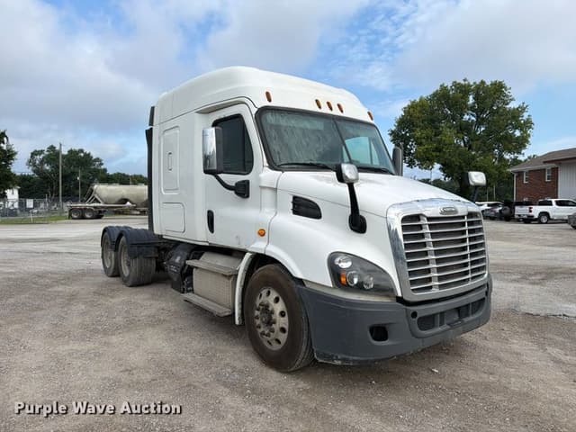 Image of Freightliner Cascadia equipment image 2