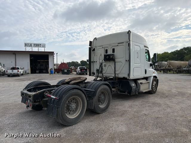 Image of Freightliner Cascadia equipment image 4