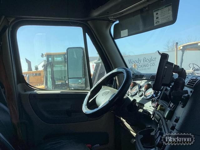Image of Freightliner Cascadia equipment image 3