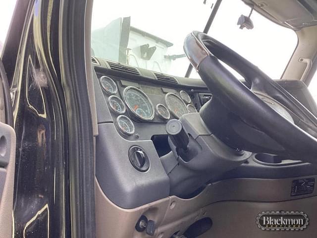 Image of Freightliner Cascadia equipment image 4