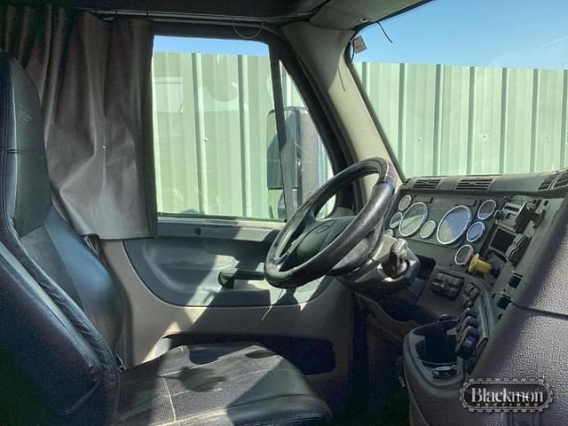 Image of Freightliner Cascadia equipment image 3
