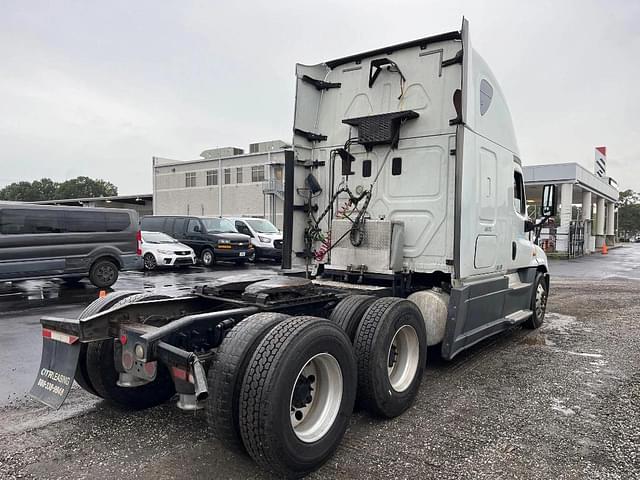 Image of Freightliner Cascadia equipment image 2