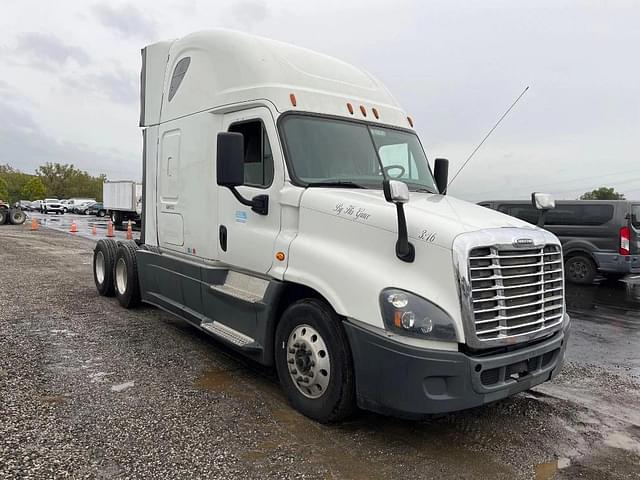 Image of Freightliner Cascadia equipment image 3