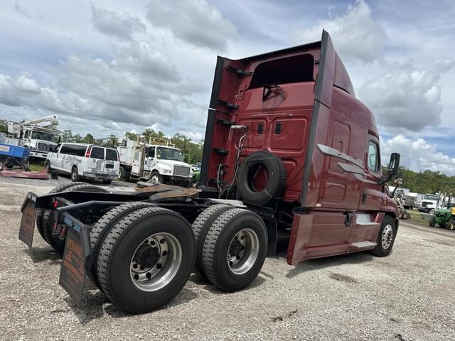 Image of Freightliner Cascadia equipment image 3