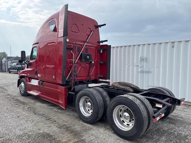 Image of Freightliner Cascadia equipment image 1