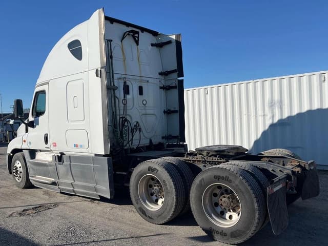 Image of Freightliner Cascadia equipment image 1