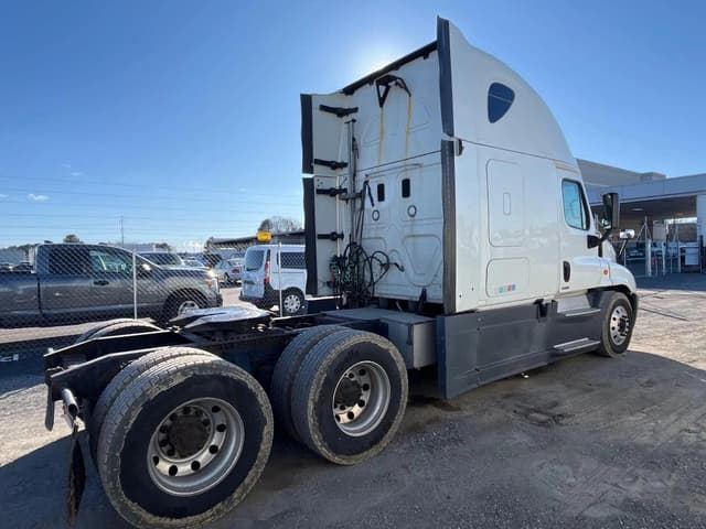 Image of Freightliner Cascadia equipment image 4
