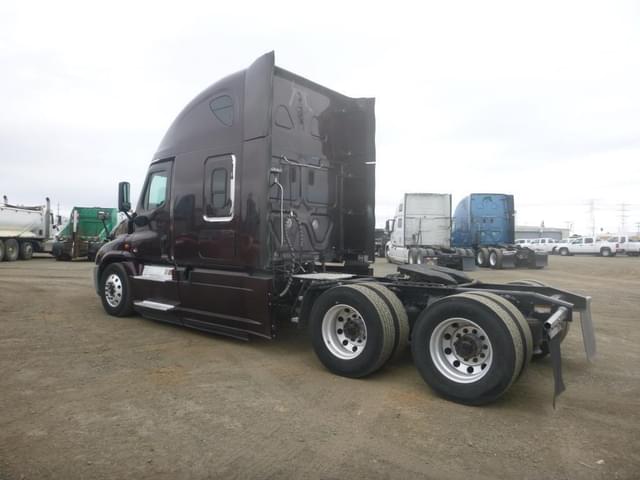 Image of Freightliner Cascadia equipment image 3