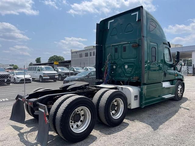 Image of Freightliner Cascadia equipment image 2