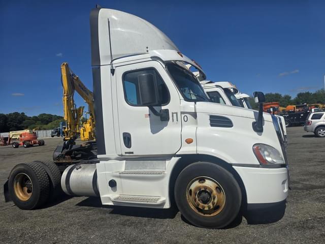 Image of Freightliner Cascadia equipment image 3