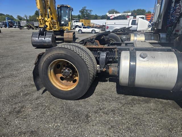Image of Freightliner Cascadia equipment image 4