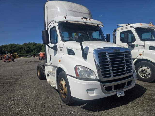 Image of Freightliner Cascadia equipment image 2