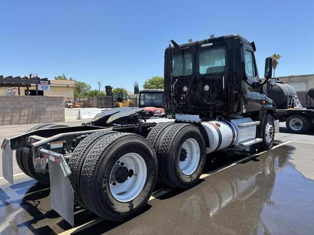 Image of Freightliner Cascadia equipment image 2