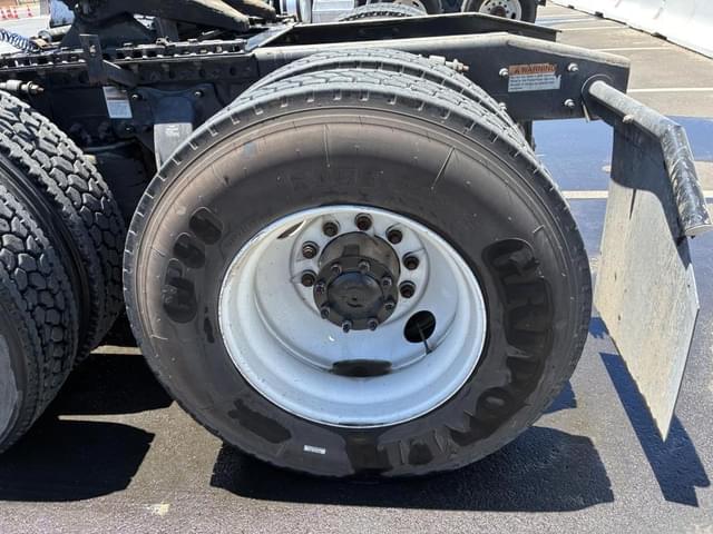 Image of Freightliner Cascadia equipment image 4