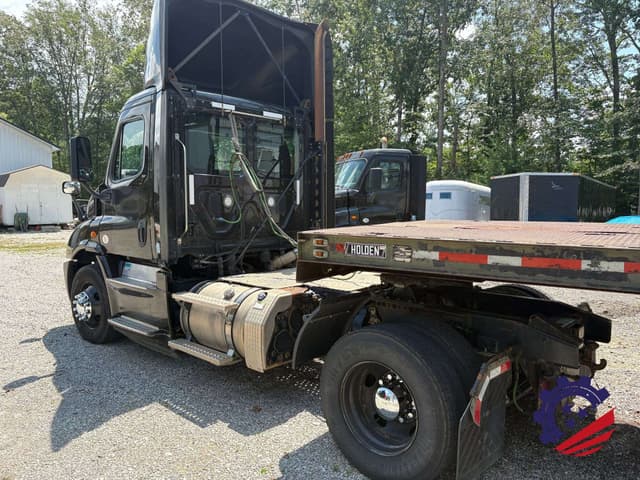 Image of Freightliner Cascadia 113 equipment image 2