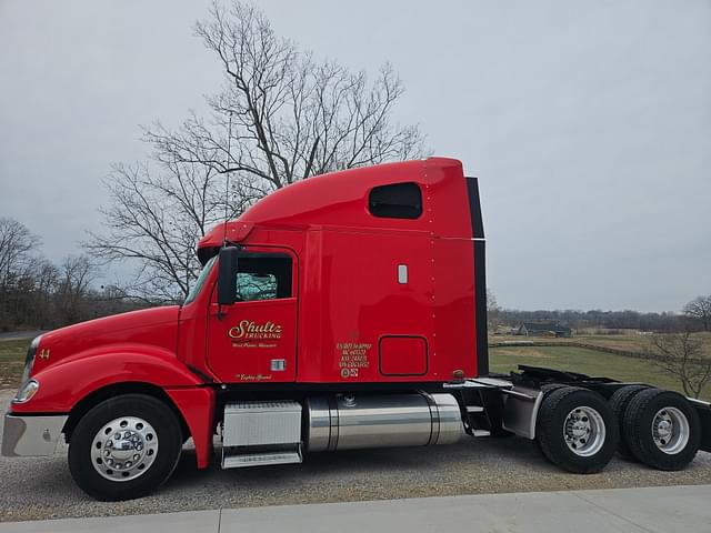 Image of Freightliner Columbia 120 equipment image 4