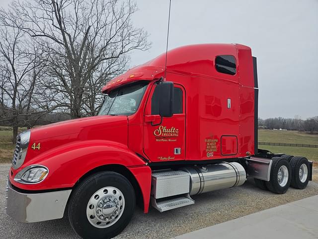 Image of Freightliner Columbia 120 equipment image 2