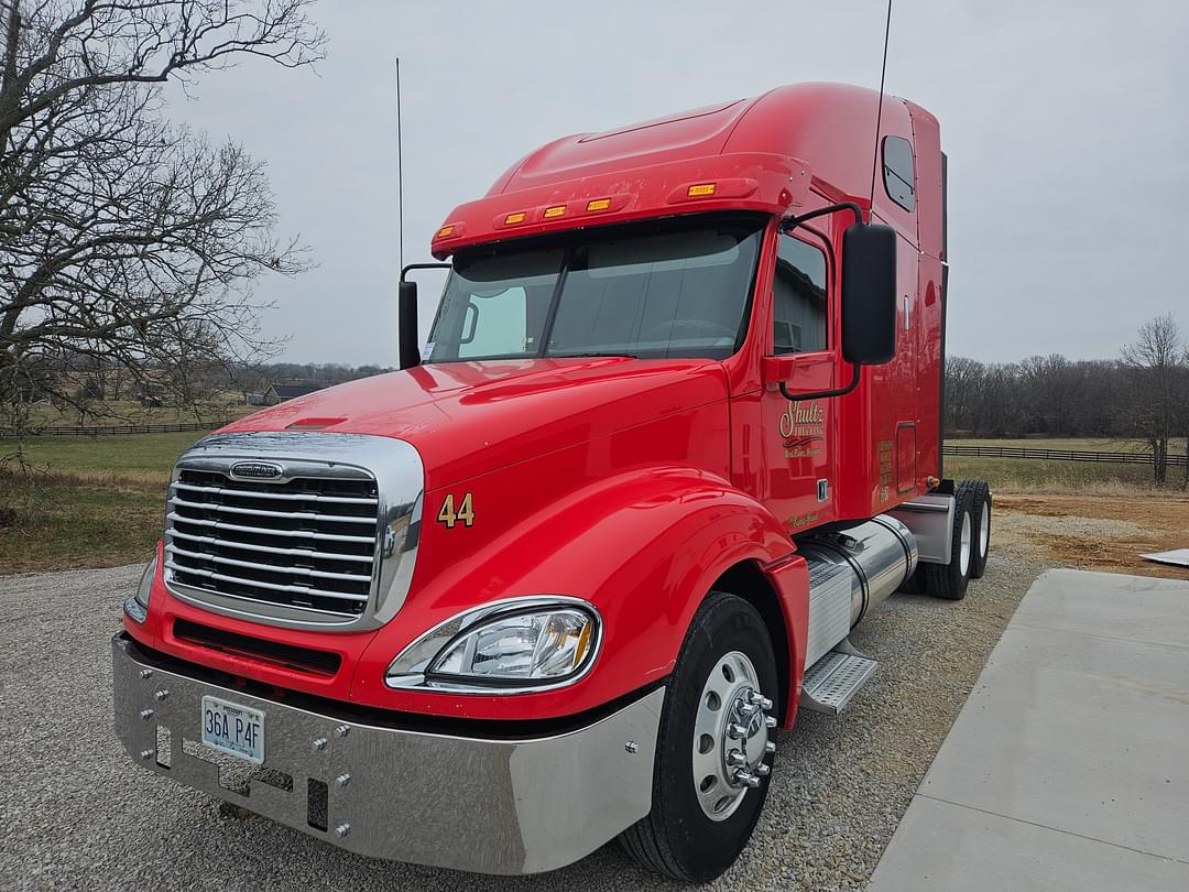 Image of Freightliner Columbia 120 Primary image