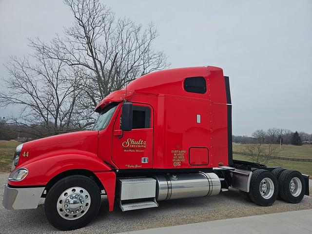 Image of Freightliner Columbia 120 equipment image 3