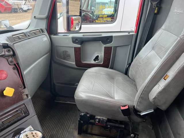 Image of Freightliner Columbia equipment image 4