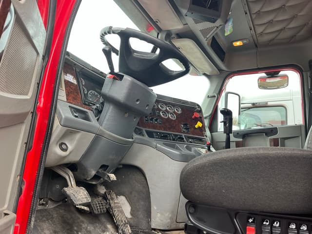 Image of Freightliner Columbia equipment image 2