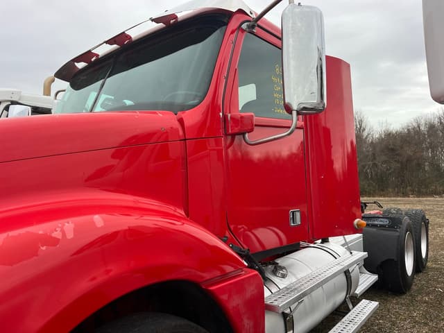 Image of Freightliner Columbia equipment image 1