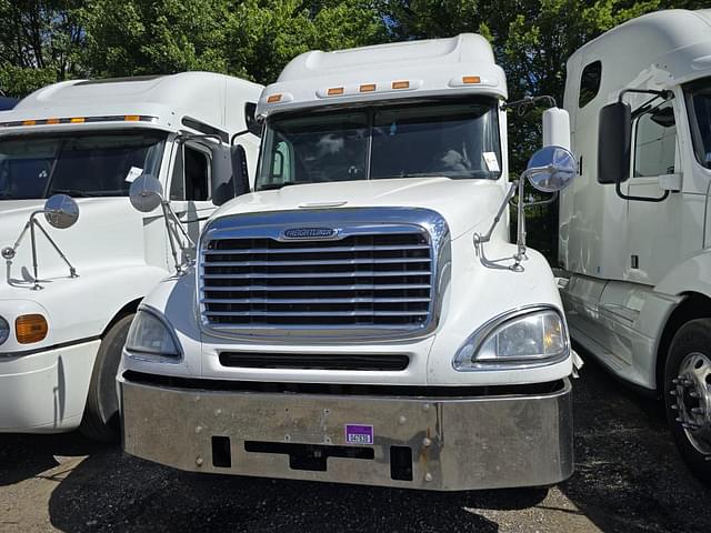 Image of Freightliner Columbia equipment image 1