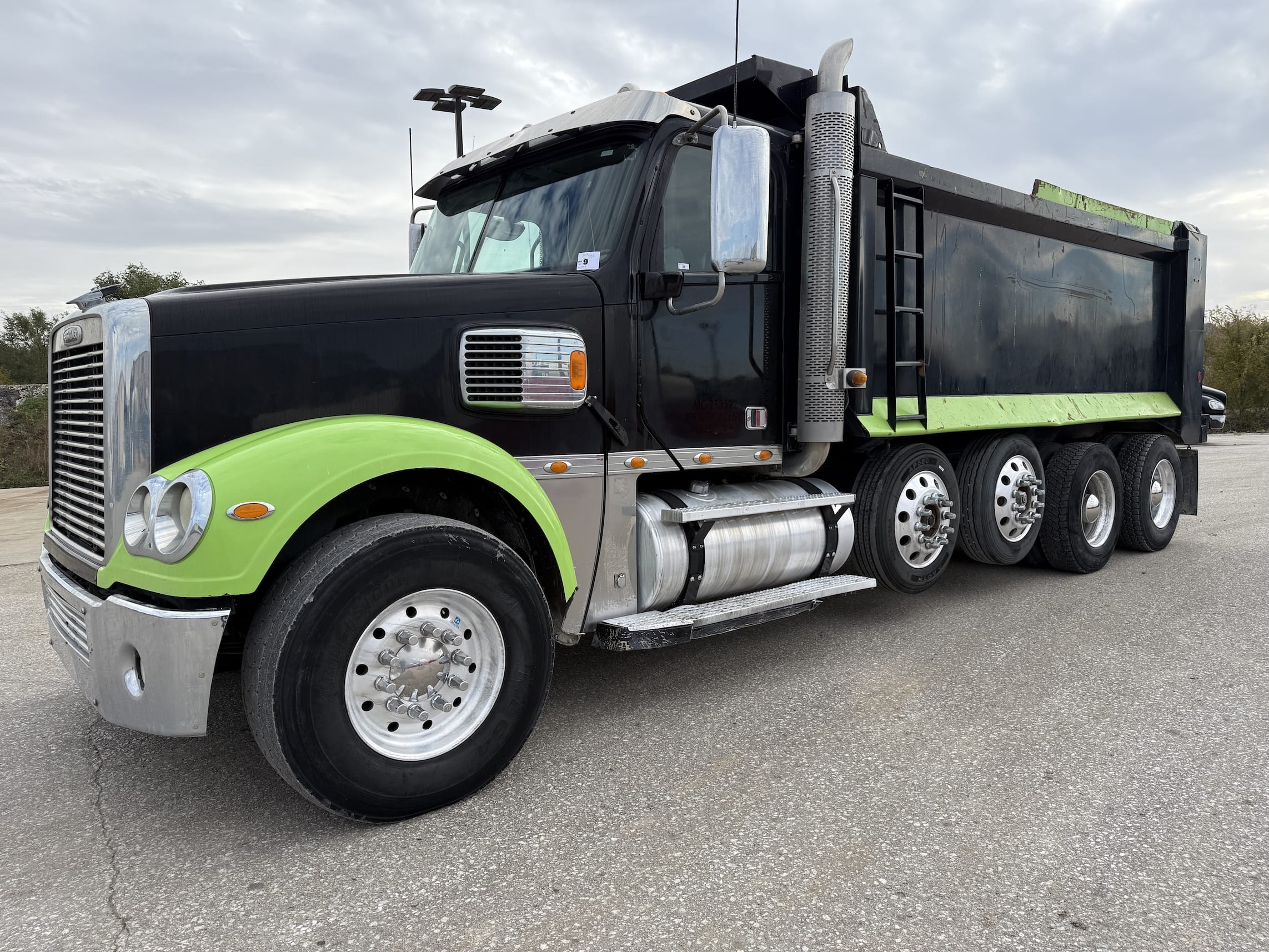2016 Freightliner Coronado Equipment Image0