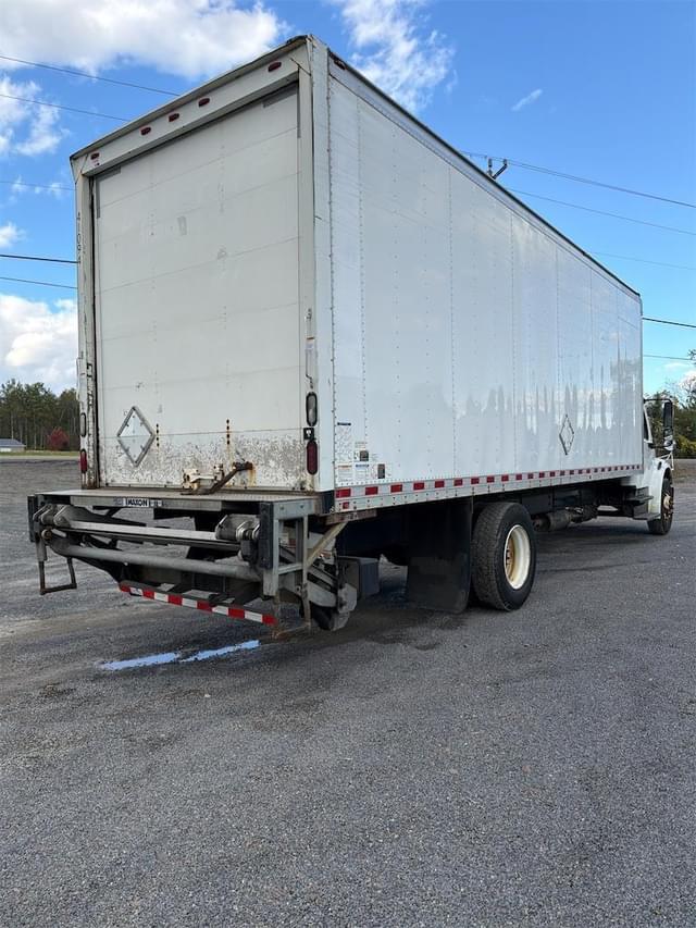 Image of Freightliner M2 106 equipment image 4