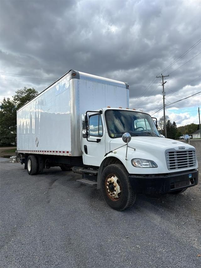 Image of Freightliner M2 106 equipment image 2