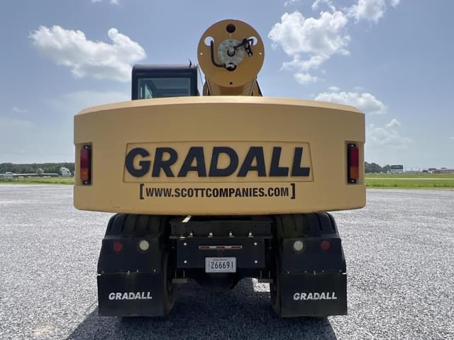 Image of Freightliner M2106 equipment image 3