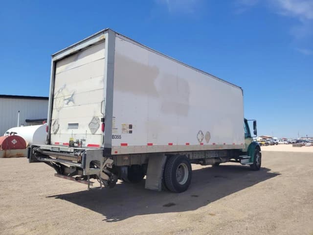 Image of Freightliner M2 106 equipment image 4