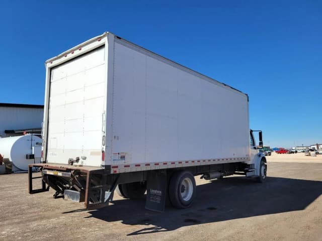 Image of Freightliner M2 106 equipment image 4