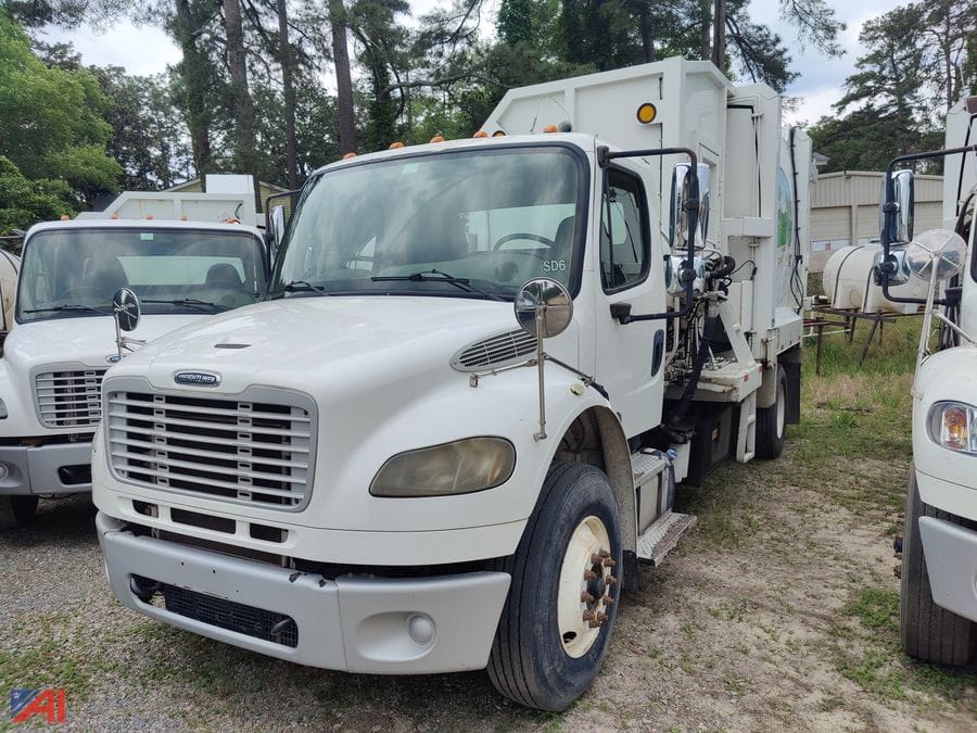 2016 Freightliner M2 106 Equipment Image0