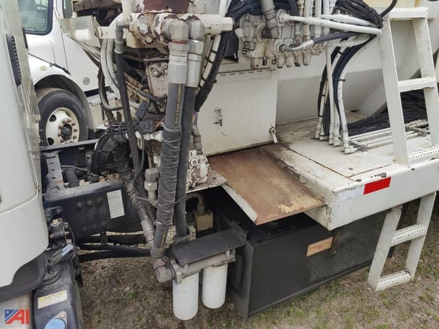 Image of Freightliner M2 106 equipment image 2