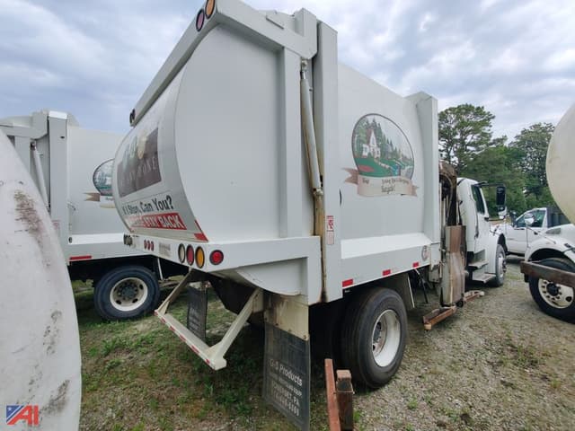 Image of Freightliner M2 106 equipment image 4