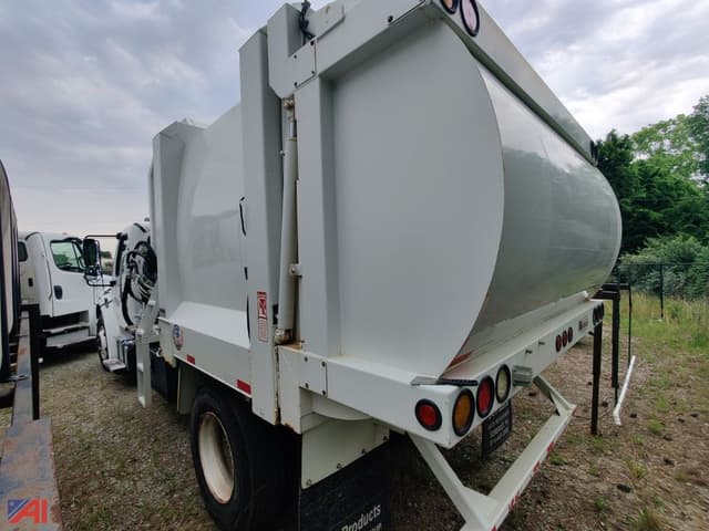 Image of Freightliner M2 106 equipment image 3