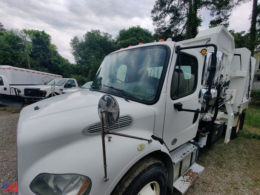 2016 Freightliner M2 106 Equipment Image0