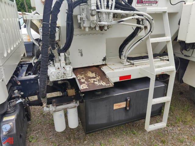 Image of Freightliner M2 106 equipment image 2