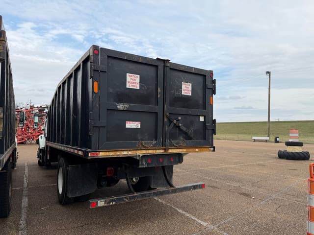 Image of Freightliner M2 106 equipment image 3