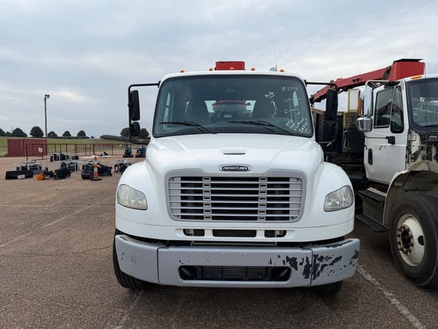 Image of Freightliner M2 106 equipment image 1